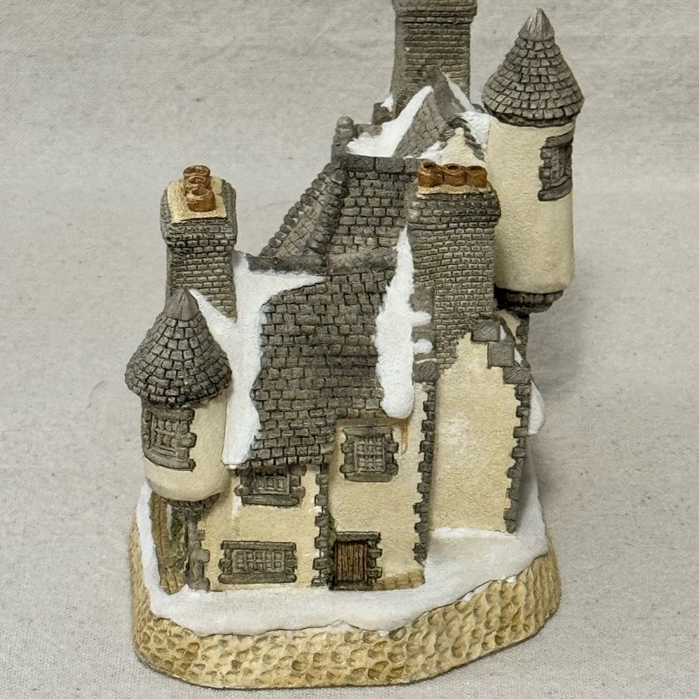 1988 David Winter Cottage - Christmas in Scotland and Hogmanay - Picture 4 of 10